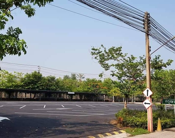 ลานจอดรถโรงเรียนอำพรไพศาล
